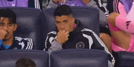 开云体育app-替补待命，苏亚雷斯坐在替补席上啃起了手指