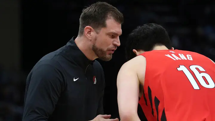 开云体育-杨瀚森要换教练了？斯普利特基本无缘留任 利拉德已推荐新帅人选|开拓者|达米安·利拉德|赫策尔|提亚哥-斯普利特|达米安-利拉德_新浪体育_新浪新闻